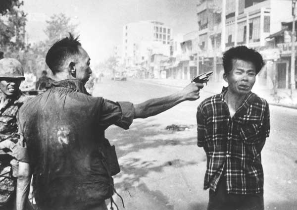 Đây là hình ảnh Giám đốc Cảnh sát Quốc gia Việt Nam Cộng hòa Nguyễn Ngọc Loan bắn một người lính cộng sản bị trói tay ngay trên đường phố Sài Gòn ngày 1/2/1968. Bức ảnh mang về cho tác giả Eddie Adams Giải thưởng Ảnh báo chí Thế giới năm 1968, được lên trang nhất các thời báo lớn lúc bấy giờ và truyền đi nhanh chóng trên toàn thế giới. Adams lúc bấy giờ là phóng viên của hãng AP.